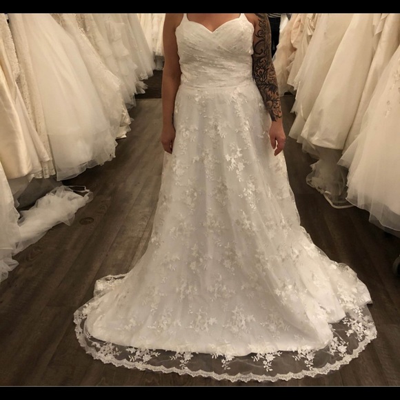 Elegant White Lace Wedding Dress - Picture 1 of 2